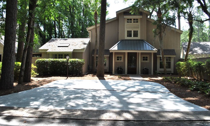 Sea Pines House | Spectacular Home with Pool in Harbour Town! Brand new kitchen! Xmas special!
