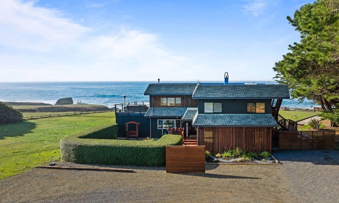 Fort Bragg House | SPECTACULAR OCEAN FRONT 5 BEDROOM HOME WITH ULTRA FAST WIFI