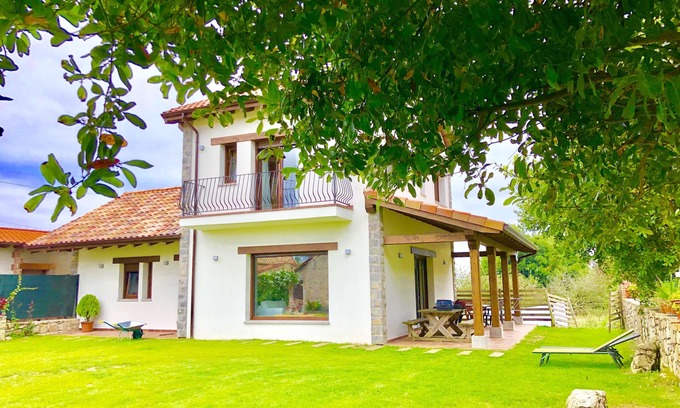 Villahormes House | Spectacular views of the sea and the mountains: 10 minutes walk from Gulpiyuri beach