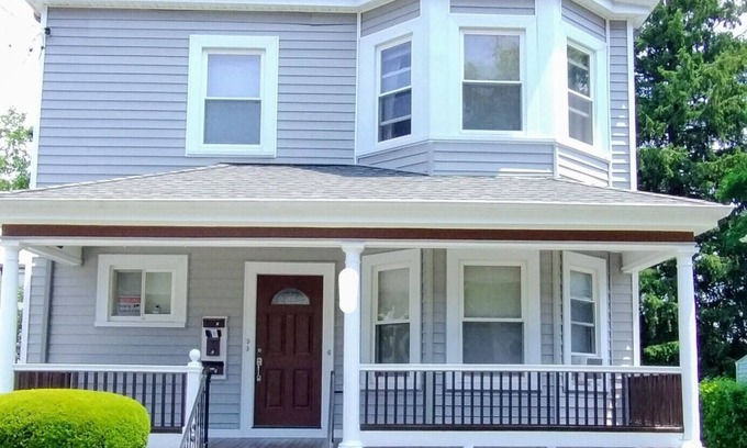 West Codman Hill - West Lower Mills Apartment | Splendid 3 Bedrm-highspeed WIFI, dedicated workspace, nearby gym & hospitals