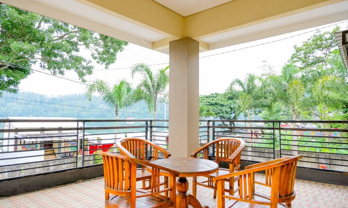 Briket Hotel | SPOT ON 2448 Hotel Tlogorejo 2