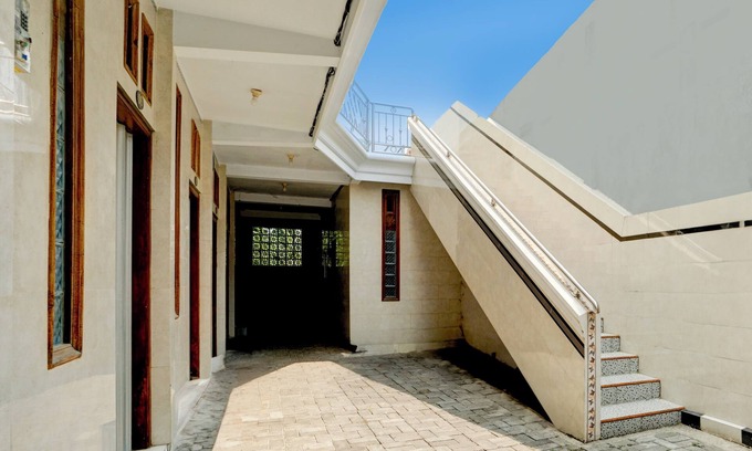 Gresik Hotel | SPOT ON 93149 Karman's Sari 1 Homestay Syariah