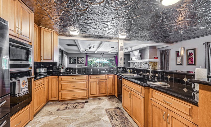 San Carlos Park House | Sprawling Fort Myers Home: Pool & Screened Lanai!