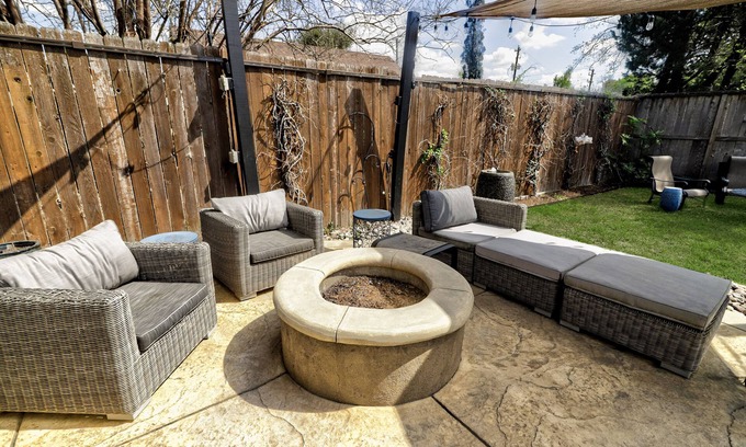 Spring Branch Central House | Spring Branch Haven - Spacious 3BR Oasis, Pet Friendly in Houston!