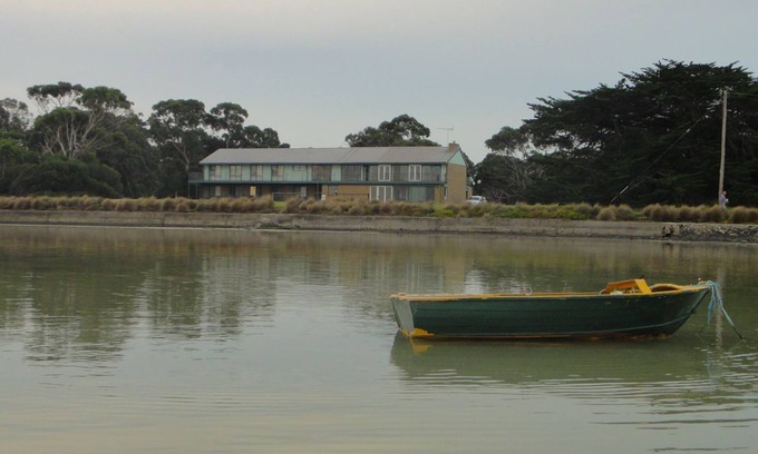 Robertsons Beach Cabin | Spring promotion 8% off for October bookings. Contact us for details.