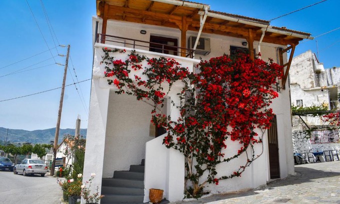 Argyroupoli House | Square House