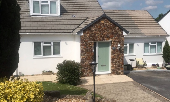 Saundersfoot House | Squirrels Rest comfortable home 3 min drive to Saundersfoot Beach sleeps 8