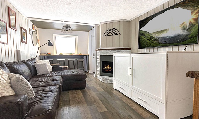 Snowshoe House | SR 21A: Summer modern mountain retreat! EV charger & dogs welcome!