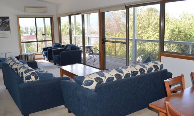 Tawonga South House | St. Bernard View, Tawonga South (Wifi, Foxtel)
