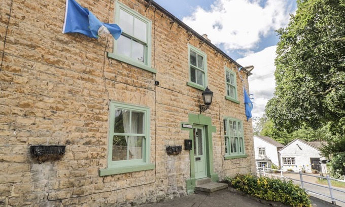 Bedale Cottage | ST EDMUNDS HOUSE, with hot tub in Crakehall