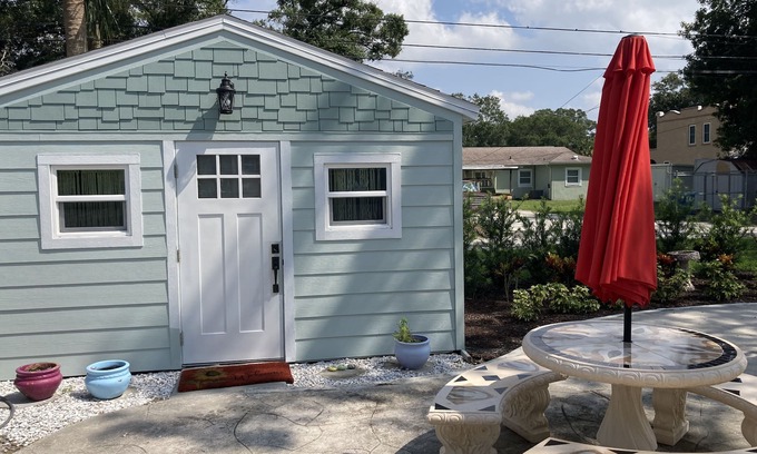 St. Petersburg - Clearwater Cottage | St Pete/gulfport Tiny little small home