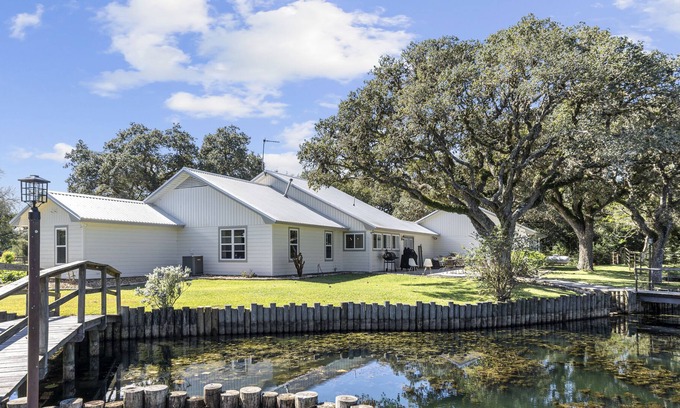 Columbus Other | Stable Oaks with PARTY BARN, pond, firepits on 5 acres!