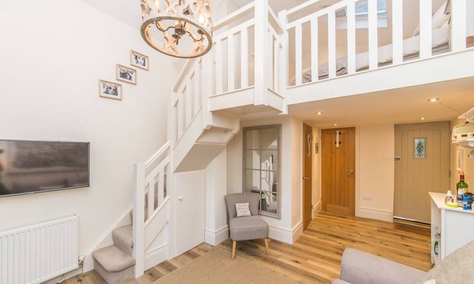 Gosforth Cottage | Stand alone Mini house, close to city centre, next to Jesmond Dene house hotel.