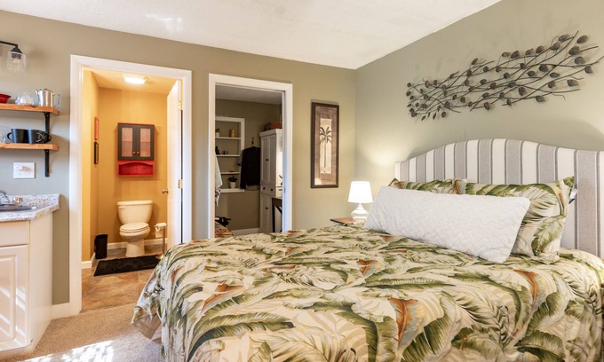 Gulfport Cottage | Star Cottage at Stetson is a cozy and quaint cottage in Gulfport