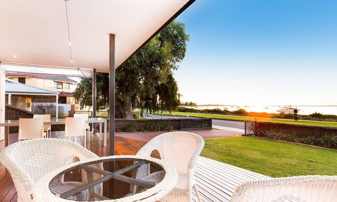 Rockingham Apartment | STARFISH Condo/Apartment - Holiday Retreat with Amazing Beachfront Aspect