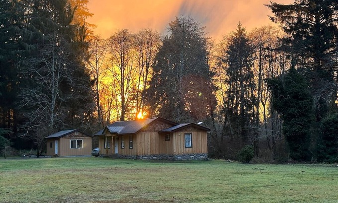 Raymond Cabin | Starry Night Cabin On The River