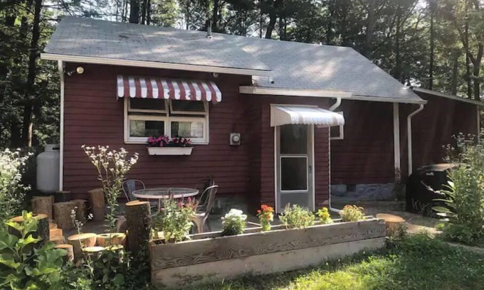 Palenville House | StarryPinesCottage w Salt Hot Tub & Cedar Sauna Mins to Slopes