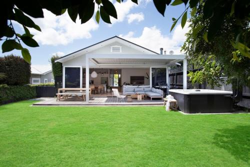 Westmere House | State-Of-The-Art Executive Home - Aircon - Spa