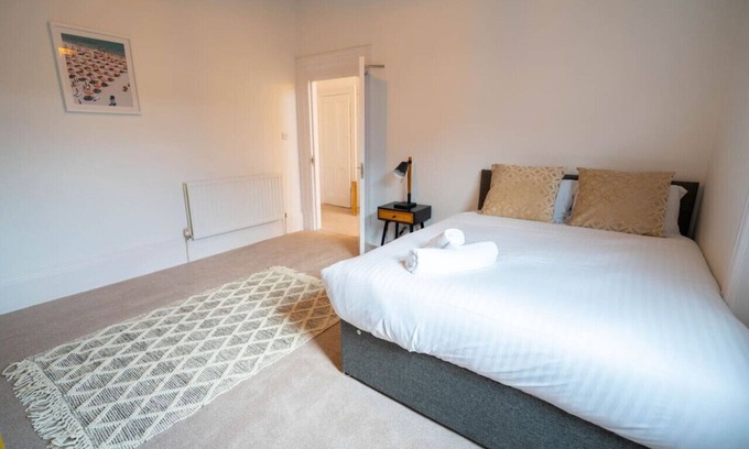 Redcar Apartment | Station Retreat - Sleeps 11 - Free Parking
