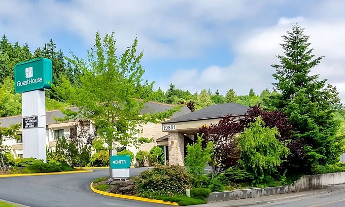 Poulsbo Resort | Stay at GuestHouse Poulsbo! Just a 10-minute Walk From Historic Downtown!