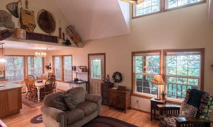 Rhododendron Cabin | Stay before 11/02! get the 3RD night FREE! Hot tub, river access A/C