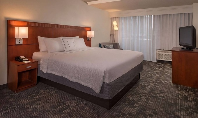 Rosslyn Apartment | Stay Close to Old Town Waterfront! 4 Paws-friendly Units w/Parking