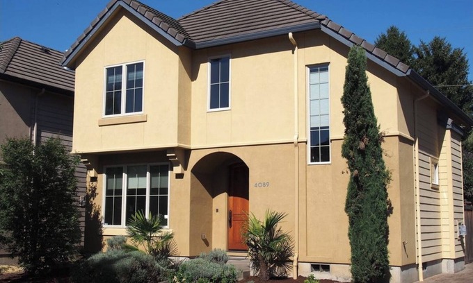 Eugene House | Stay comfy in a quiet cul-de-suc close to airport and downtown