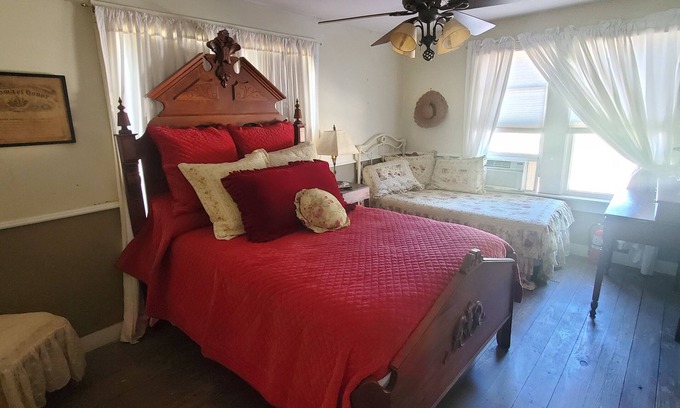 Warrenton Bed & Breakfast | Stay in Downtown Warrenton at the Warrenton Inn, We have it all!