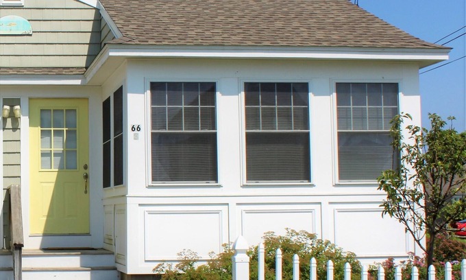 Old Lyme Cottage | Stay just steps away from a beautiful private beach in Old Lyme!