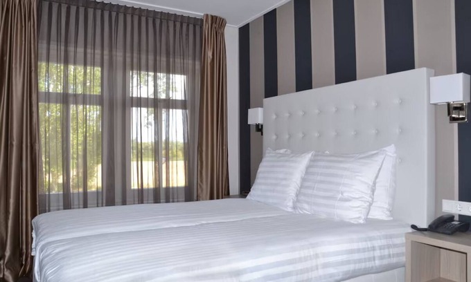 Ouddorp Hotel | Stay Near the Beach and Explore Seals, Lighthouses! Free Breakfast, Parking!