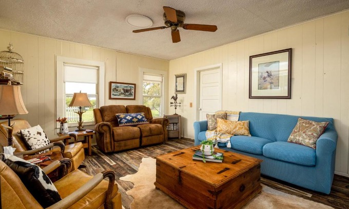 Dennis House | Stay on a 350-acre Cattle Ranch! Brazos River! Tubing! Petting zoo!
