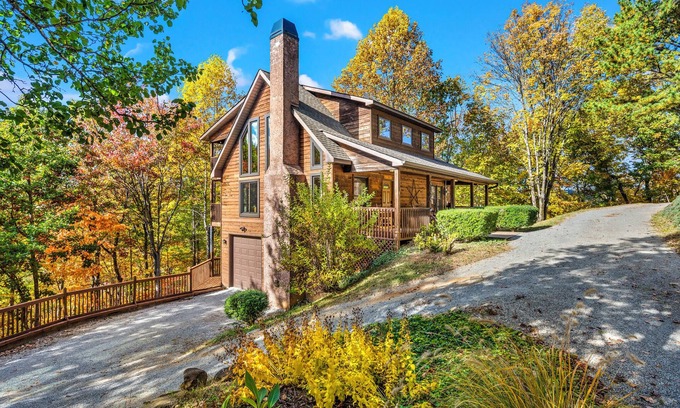 Wears Valley Cabin | Stay on the Quiet Side! 2mi to GSMNP Entrance~Hot Tub~2 Decks~Bears~WiFi