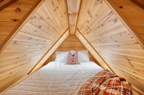 Hosford-Abernethy House | Stay Portland - Tiny Log Cabin - Walk to Local Shops & Eateries