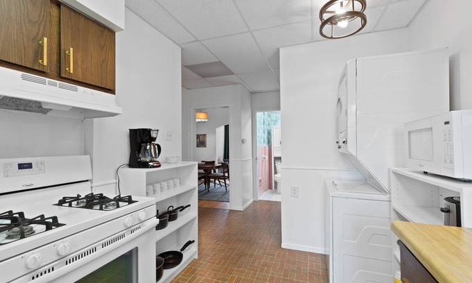 The Hill Apartment | Stay STL*Travel Nurse Gem*The Hill Neighborhood*