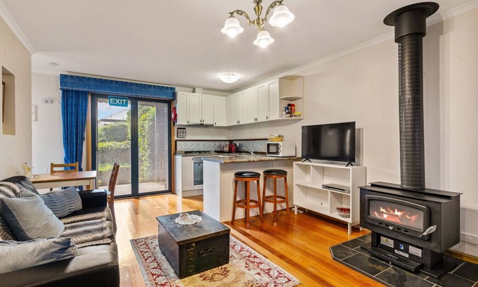 Mount Dandenong Cabin | StayAU Bayview Candlewick Suite SPA in Dandenong
