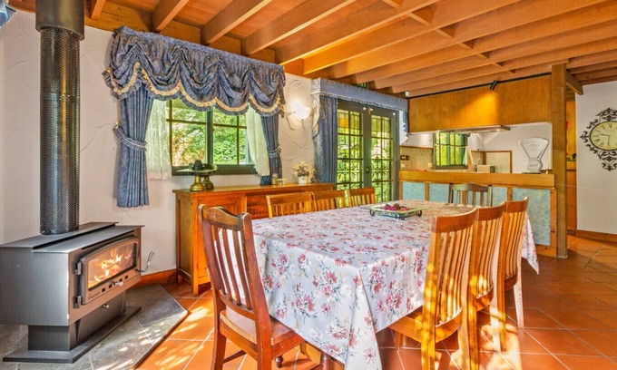 Mount Dandenong Cabin | StayAU Luxury Candlewick Cottage in Dandenong