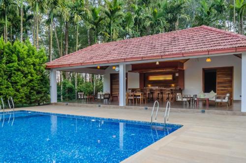 Madapura Villa | StayVista at Tall Silver with Infinity Pool & Breakast
