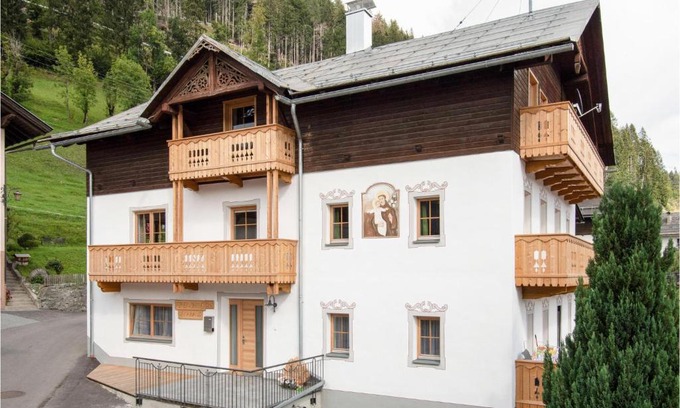 Liesing Apartment | Steinwand