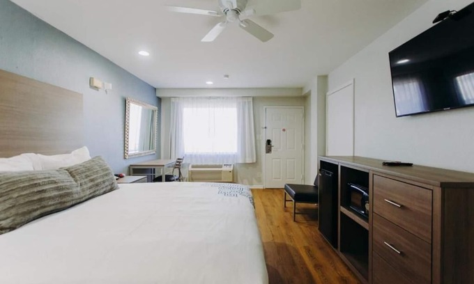 Clear Lake Shores Hotel | Steps Away from Kemah Boardwalk: Couple Stay with Easy Access to Route 146
