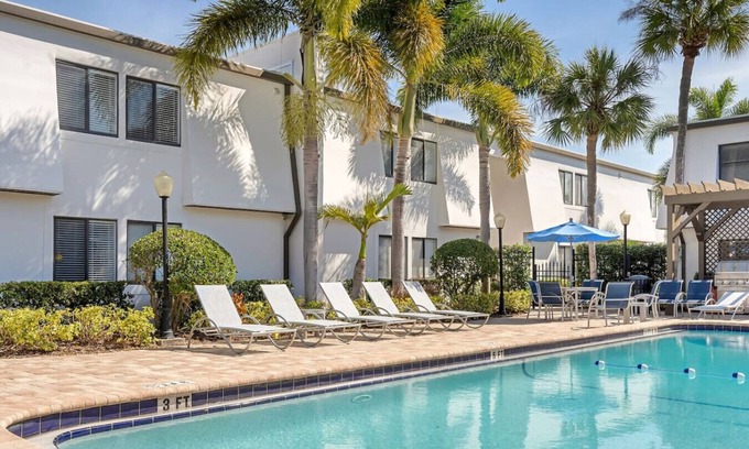 Bayshore Gardens Apartment | Steps from Bayshore! Cozy King suite w pool/Gym