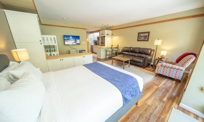 Mountain House Condo | Steps from Ski Slopes & Hot Tubs!