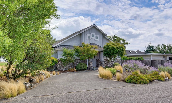 Oak Harbor House | Steps to Beach: Home w/ Hot Tub in Oak Harbor!