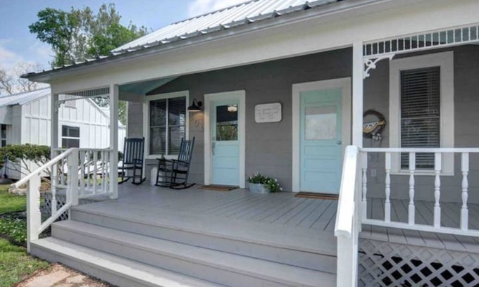 Smithville House | Steps to Downtown, Parks, and it's Dog-friendly!