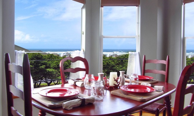 Newport House | Steps to Everything, Sunroom Spa, Secret Game Room!