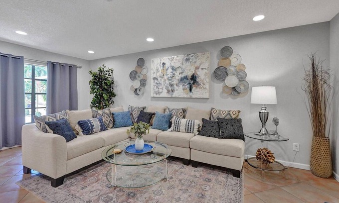 Hollywood Apartment | Steps to Hardrock! Managed by BNR Vacation Rentals