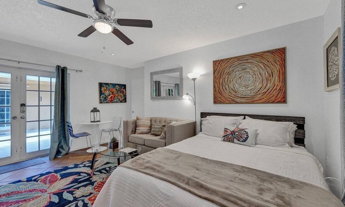 Hollywood Apartment | Steps to Hardrock! Managed by BNR Vacation Rentals