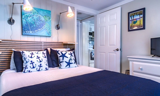 St. Pete Beach House | Steps to the Bay and Famous PAG Beach FL. Nightly stays allowed, Pet friendly