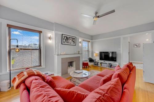 Uptown Apartment | Steps to the Lakefront! This Uptown Beauty is Everything You Need for a Perfect Chicago Getaway condo