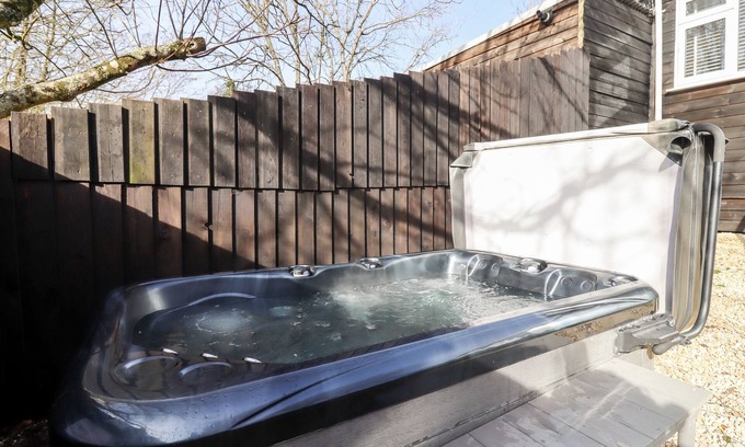 Blandford Saint Mary Cottage | STILLNESS, pet friendly, with hot tub in Blandford Forum