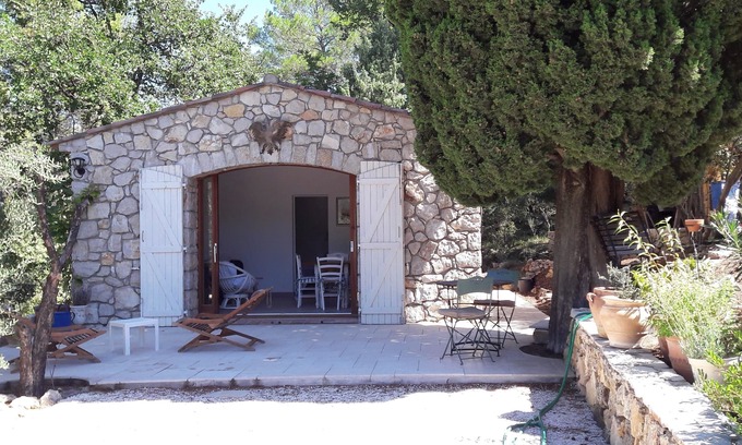 Lorgues House | Stone cottage in wooded property with swimming pool